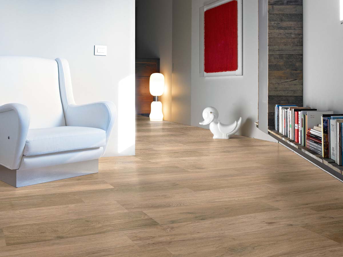 A faithful reproduction, in porcelain stoneware, of oak boards hand-planed by skilled craftsmen.